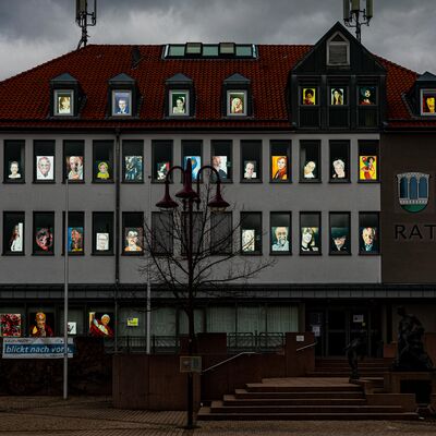 Bild vergr��ern: Immer wieder unterschiedlich wirkte die Ansicht des Rathauses bei verschiedenen Wetterlagen (Bearbeitete Fotos: Ludger Becklas).