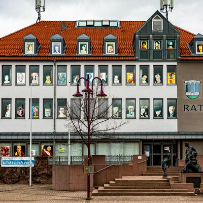Bild vergr��ern: Immer wieder unterschiedlich wirkte die Ansicht des Rathauses bei verschiedenen Wetterlagen (Bearbeitete Fotos: Ludger Becklas).