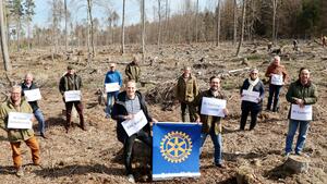 Bild vergr��ern: Die Pr�sidentinnen und Pr�sidenten der nordhessischen Rotary Clubs: (von links) Heinrich Baron von der Osten-Sacken, Rolf Effert, Ernst Wegener, Werner M�sche-Sonnenberg, Johannes Strohm, F�rster Carl Helmhold, Obervorsteher Thilo von und zu Gilsa, Christian Roesch, Elke S�chtig, Christin L�tzer, Peter Freiherr von Diersburg. Wegen Krankheit fehlte Walter Blum aus Schwalmstadt.