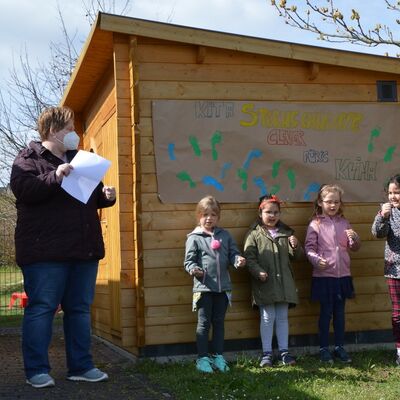 Gemeinsam mit ihrer Erzieherin Natascha Erfurt präsentierten Sonmaya, Melia, Nila und Gwen (alle 6 Jahre alt) ein eingeübtes Fingerspiel um Thema Klimaschutz.