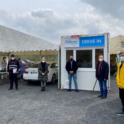 Bild vergr&ouml;&szlig;ern: V.l.n.r.: Maurice Theil (Fa. Avisa), Dr. Ulrike Heimüller, Florian Schaarschmidt (Gebietsleiter Fa. Avisa), Bürgermeister Arnim Roß, Thomas Rehbein (Gemeinde Kaufungen).