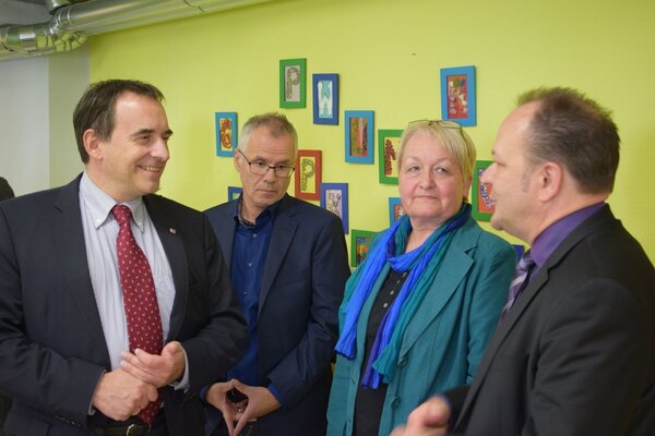 Bild vergr&ouml;&szlig;ern: Kultusminister Prof. Dr. R. Alexander Lorz besuchte die Ernst-Abbe-Schule und gab gemeinsam mit Michael H&uuml;mer, Landkreis Kassel, Schulleiterin Gabriele Worlikar und B&uuml;rgermeister Arnim Ro&szlig; den offiziellen Startschuss f&uuml;r den Pakt f&uuml;r den Nachmittag.