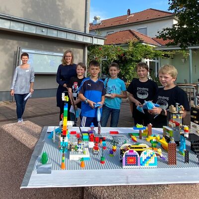 Bild vergrern: Im Herbst 2020 stellten die Kaufunger Schler ihr LEGO-Projekt im Rathaus, bei Brgermeister Arnim Ro und Eva Haschke, Kinder- und Jugendbeauftragte der Gemeinde Kaufungen, vor.