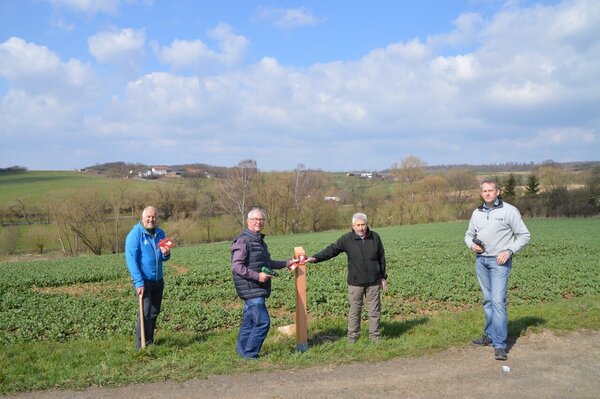 Die Organisatoren vom VGV und den Wandervereinen statteten im April den neuen Wanderweg mit übersichtlichen Wegweisern aus, v.l.n.r.: Horst Hoffmann, Alfred Meissner, Dr. Dieter Witzel und Ulrich Kellner.