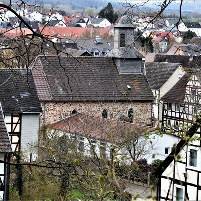 Bild vergr��ern: Der alte Ortskern von Niederkaufungen mit der Kirche vom Wald gesehen.