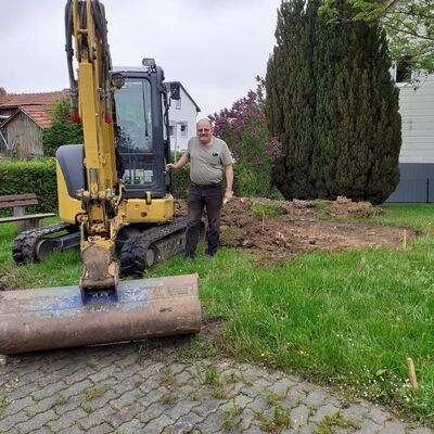 Bild vergr&ouml;&szlig;ern: Die Arbeiten an einem zweiten - barrierearmen - Teil wurden inzwischen begonnen: Naturfreund Jürgen Gerhard bei den Baggerarbeiten.