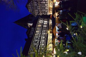Bild vergr&ouml;&szlig;ern: An der besonderen Atmosph&auml;re im Stiftshof erfreuten sich auch in diesem Jahr zahlreiche Besucher der Stiftsweihnacht.