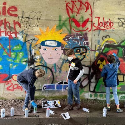 Bild vergr&ouml;&szlig;ern: Viele unterschiedliche bunte Graffiti-Einzelgemälde und Schriftzüge wurden an die Wandflächen gesprayt.