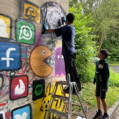 Bild vergr&ouml;&szlig;ern: Auch bekannte Symbole und Zeichen fanden ihren Weg auf die Wand.
