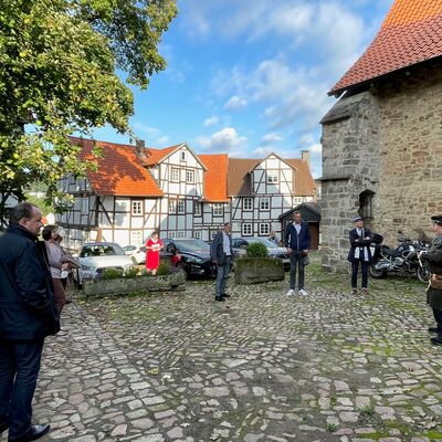 Bild vergr��ern: Die G�stef�hrer Barbara Orth und Willi Schaumberg f�hrten in zwei Gruppen sachkundig durch die Stiftskirche und das umgebende Gel�nde.