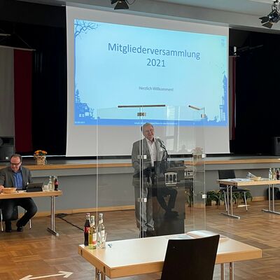Bild vergr��ern: Der ehemalige Landrat Uwe Schmidt er�ffnete als amtierender Vorsitzender die Veranstaltung.