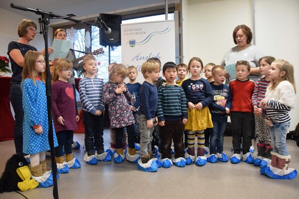Bild vergr&ouml;&szlig;ern: Die Kinder der Kooperations-Kita &raquo;Kunterbunt&laquo; begr&uuml;&szlig;ten alle G&auml;ste mit einem Liedbeitrag.