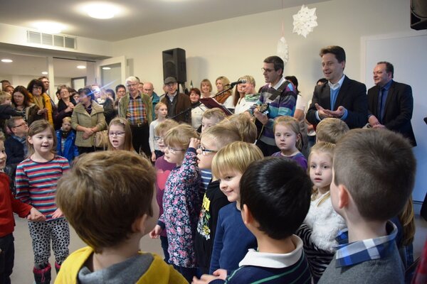 Bild vergr&ouml;&szlig;ern: Pfarrer Johannes Barth und Pfarrer Andres Synofzik hie&szlig;en die Kinder im Namen der Kirchengemeinden willkommen.