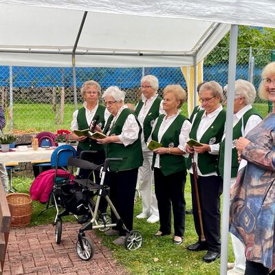 Bild vergr&ouml;&szlig;ern: : Letzte Gesangsaufführung der Musikgruppe »Gute Laune« beim diesjährigen Weinbergfest.