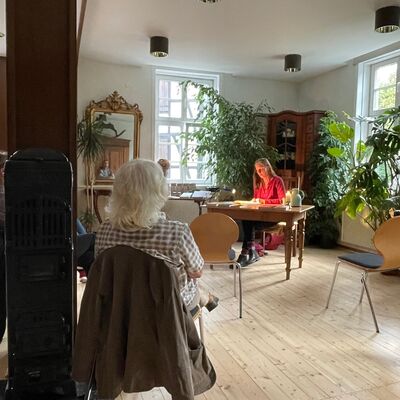 Bild vergr&ouml;&szlig;ern: Das Museumscafé in der Alten Schule bot einen hervorragenden Rahmen für die Lesung der Schauspielerin.