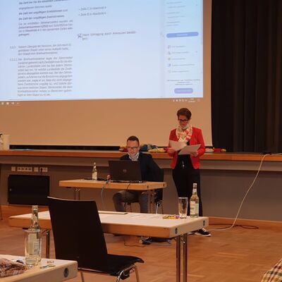 Bild vergr&ouml;&szlig;ern: Stefanie Peters und Michael Polzhuber vermittelten anschaulich die jeweiligen Aufgaben für den Wahltag.