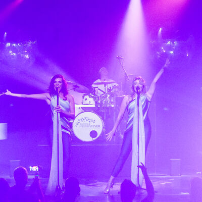 Bild vergr��ern: Europas bester Abba-Tribute Act, die Band Abba-Fever, entf�hrt am 14. Juli zur�ck in die Zeit von Agnetha, Frieda, Benny und Bj�rn.