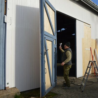 Bild vergr��ern: An der Alten Reithalle wird zurzeit das marode Holz ausgetauscht.