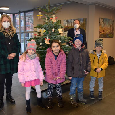 Bild vergr&ouml;&szlig;ern: Von allen Seiten wunderschön geschmückt wurde der Weihnachtsbaum von Mila, Melike, Finn und Even aus der Kita Sternschnuppe.
