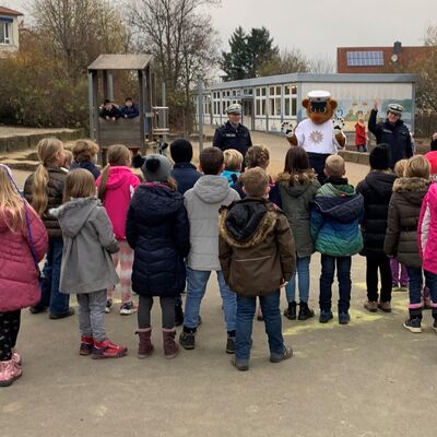 Bild vergr&ouml;&szlig;ern: Auf dem Schulhof wurde LEON mit seinen Kollegen begeistert begrüßt.