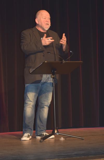 Spitzb&uuml;bisch, witzig und unterhaltsam: Bernd Gieseking pr&auml;sentierte seinen 24. satirischen Jahresr&uuml;ckblick im gut besuchten B&uuml;rgerhaussaal. 