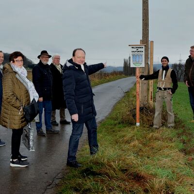 Bild vergr&ouml;&szlig;ern: Die neue Tafel wurde eingeweiht durch Bürgermeister Arnim Roß, Mitgliedern des Gemeindevorstands, beteiligten Handwerkern und dem Radverkehrsbeauftragten.