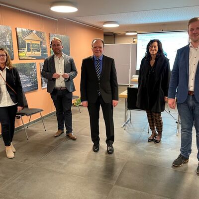 Bild vergr&ouml;&szlig;ern: Auch ohne Wahlparty gab es Glückwünsche: v.l.n.r.: SPD-Fraktionsvorsitzende Angelika Großberndt, Bundestagsabgeordneter Timon Gremmels, Bürgermeister Arnim Roß, SPD-Ortsverein-Vorsitzende Martina Rapprich und Landtagsabgeordneter Florian Schneider.