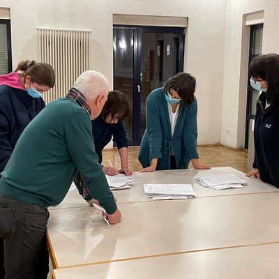 Bild vergr&ouml;&szlig;ern: Die Wahlhelfer*innen der neun Wahlbezirke plus der vier Briefwahlbezirke waren an diesem Abend schnell mit der Auszählung der Stimmen fertig.