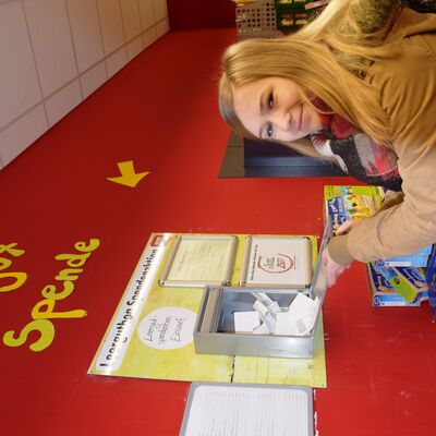 Bild vergr&ouml;&szlig;ern: Lisanne Reuleke öffnete gespannt den Briefkasten mit den gespendeten Pfandbons.