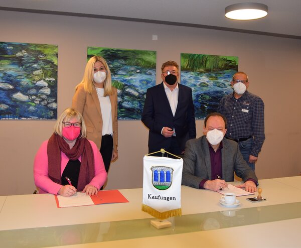 Bild vergr&ouml;&szlig;ern: Unterzeichnung Erbbaurechtsvertrag Grundschule Niederkaufungen