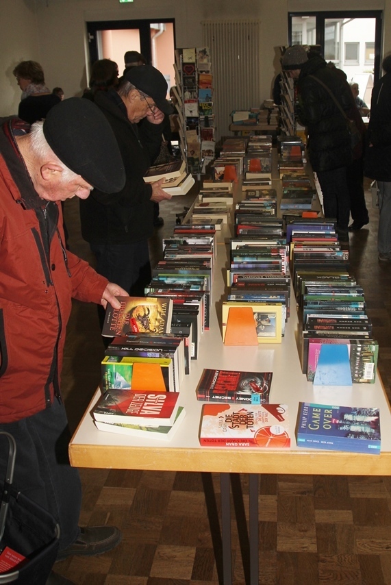 Bild vergr&ouml;&szlig;ern: Besonders nachgefragt waren in diesem Jahr Taschenb&uuml;cher, H&ouml;rb&uuml;cher und DVDs.