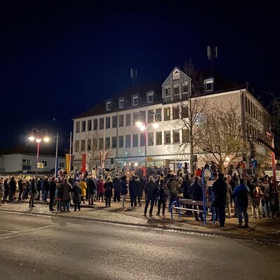 Bild vergr&ouml;&szlig;ern: Dritte Mahnwache vor dem Kaufunger Rathaus