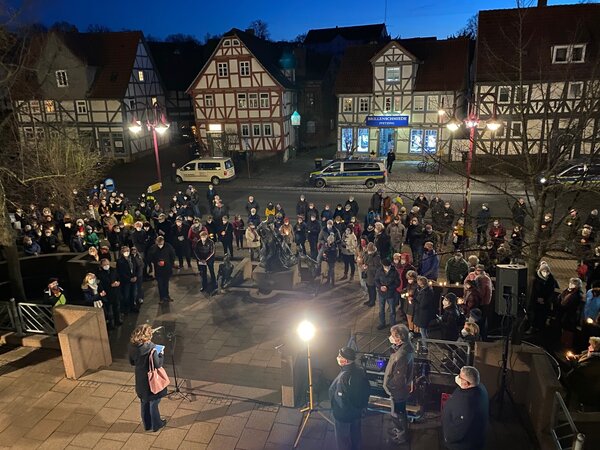 Bild vergr&ouml;&szlig;ern: Dritte Mahnwache vor dem Kaufunger Rathaus
