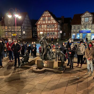 Bild vergr&ouml;&szlig;ern: Dritte Mahnwache vor dem Kaufunger Rathaus