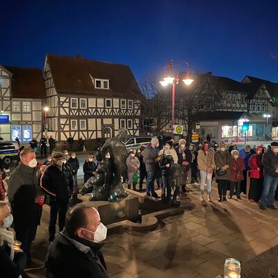 Bild vergr&ouml;&szlig;ern: Dritte Mahnwache vor dem Kaufunger Rathaus