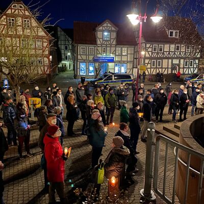 Bild vergr&ouml;&szlig;ern: Dritte Mahnwache vor dem Kaufunger Rathaus