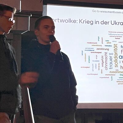 Bild vergr&ouml;&szlig;ern: Ole Leickel und Arvid Schöne leiteten eine Mentimeter-Installation an.