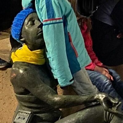 Bild vergr&ouml;&szlig;ern: Bei der Mahnwache für den Frieden waren auch wieder viele Kinder mit ihren Familien anwesend, hier: Charlotte Boulnois, sechs Jahre.