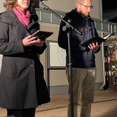 Bild vergrern: Das Friedensgebet wurde angeleitet von Pfarrerin Dr. Christina Bickel und Vikar Dietrich Wierczeyko.