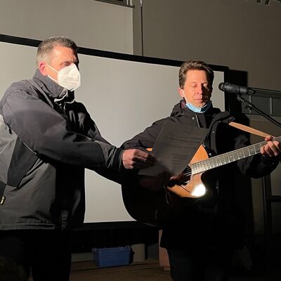 Bild vergr&ouml;&szlig;ern: Pfarrer Johannes Barth und Pfarrer Andres Synofzik beendeten die Veranstaltung traditionsgemäß mit dem gemeinsamen Lied »We shall overcome«.