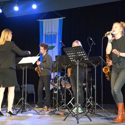 Bild vergr&ouml;&szlig;ern: Musikalisch umrahmt wurde der Empfang durch die Jazz-Band der Herderschule Kassel unter der Leitung von Christine Svenson.