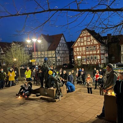 Bild vergr&ouml;&szlig;ern: Andächtig verfolgten die Anwesenden auf dem Rathausplatz diese Rede.