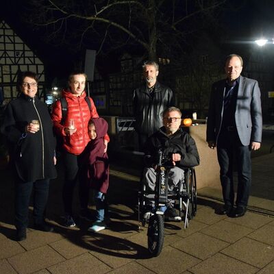 Bild vergr&ouml;&szlig;ern: V.l.n.r.: Dekanin Carmen, Jelinek, Nadja Tavenko mit Kind, Dechant Martin Gies, Karl Hellmich, Vorsitzender der Gemeindevertretung und Bürgermeister Arnim Roß