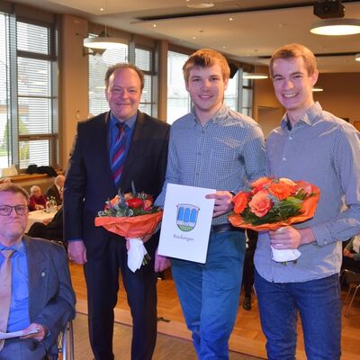 Bild vergr&ouml;&szlig;ern: Der Innovationspreis der Gemeinde Kaufungen für Wirtschaft wurde an die Kaufunger Niels Becker und Jan Kraus verliehen.
