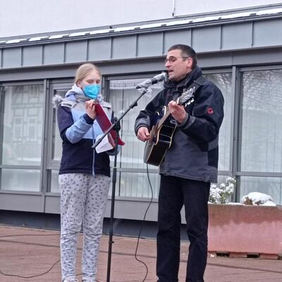 Bild vergr��ern: Pfarrer Barth stimmte ein zum traditionellen Lied �We shall overcome�.