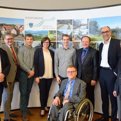 Bild vergr&ouml;&szlig;ern: Die Ehrengäste des Empfangs: (v.l.n.r.) Bundestagsabgeordneter Timon Gremmels, Landrat Uwe Schmidt, Jan Kraus, Landtagsabgeordnete Manuela Strube, Niels Becker, Gemeindevertretervorsitzender Karl Hellmich, Bürgermeister Arnim Roß, Peter-Matthias Gaede und