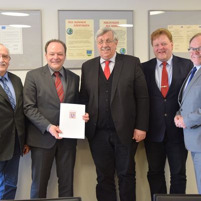 Freuen sich &uuml;ber eine erfolgreiche Interkommunale Partnerschaft: v.l.n.r.:  B&uuml;rgermeister Edgar Paul (Nieste), B&uuml;rgermeister Arnim Ross (Kaufungen), Regierungspr&auml;sident Dr. Walter L&uuml;bke,  B&uuml;rgermeister Tilo K&uuml;the (Helsa) und B&uuml;rgermeister Michael Steisel 