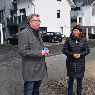 Bild vergr��ern: Erster Beigeordneter Stefan R�ttger (links) und Connie Tr�ndle von der Genossenschaft �Gemeinschaftlich Wohnen in Kaufungen� betonen die Besonderheit des Wohnprojektes f�r die Lossetalgemeinde.