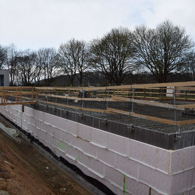 Bild vergr��ern: Das Fundament ist gegossen: Die Fertigstellung des Wohngeb�udes ist f�r die zweite Jahresh�lfte 2023 anvisiert.