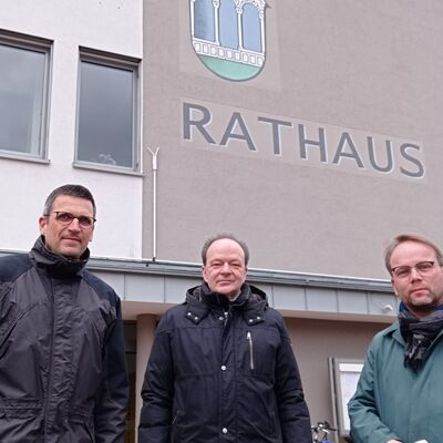 Bild vergrern: Von links: Pfarrer Johannes Barth, Brgermeister Arnim Ro und Bundestagsabgeordneter Timon Gremmels.